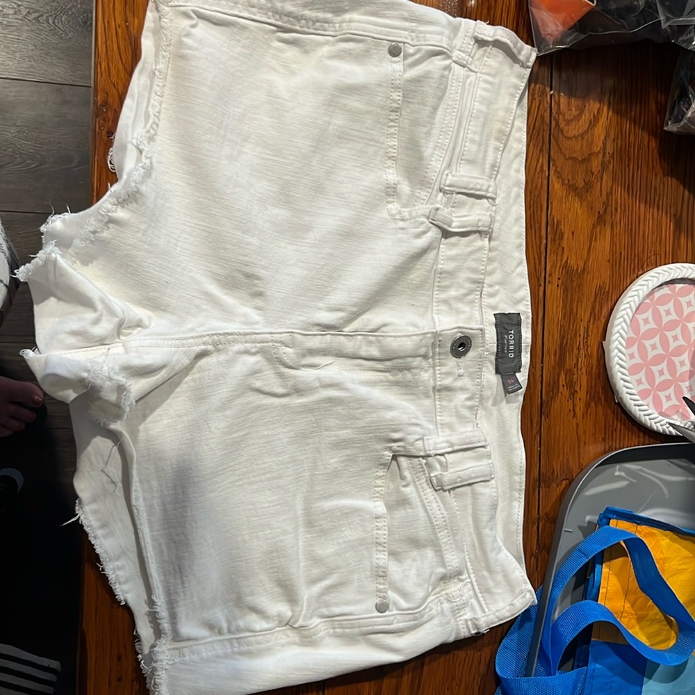 White denim stretch shorts from Torid